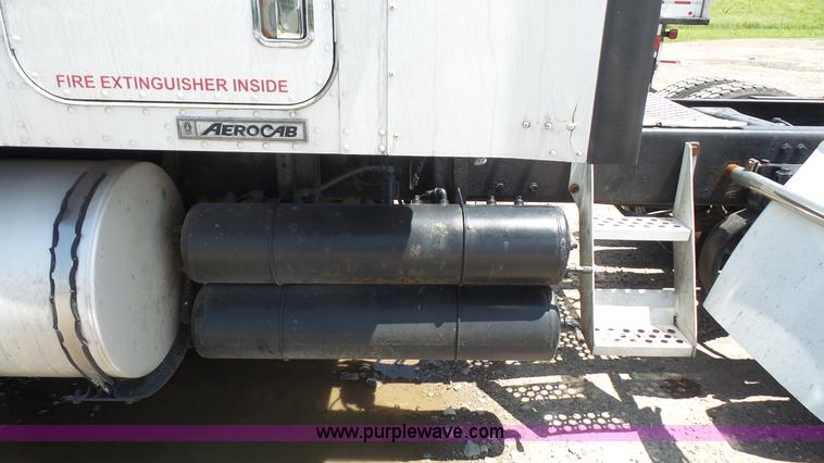 image for item L4809 2006 Kenworth T600 semi truck