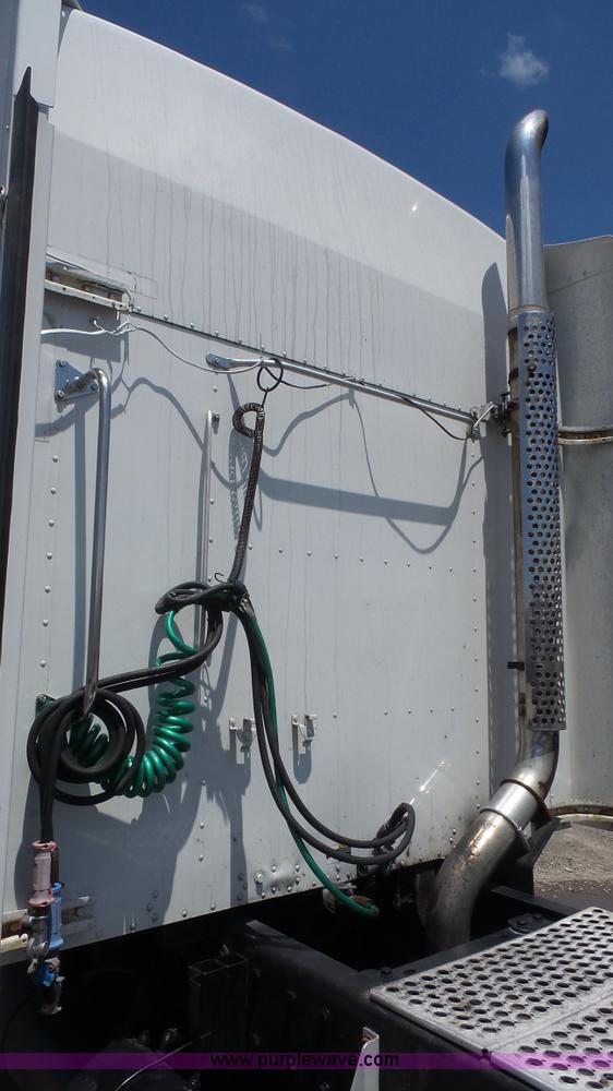 image for item L4809 2006 Kenworth T600 semi truck