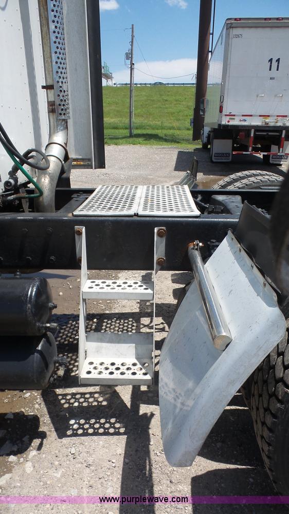 image for item L4809 2006 Kenworth T600 semi truck