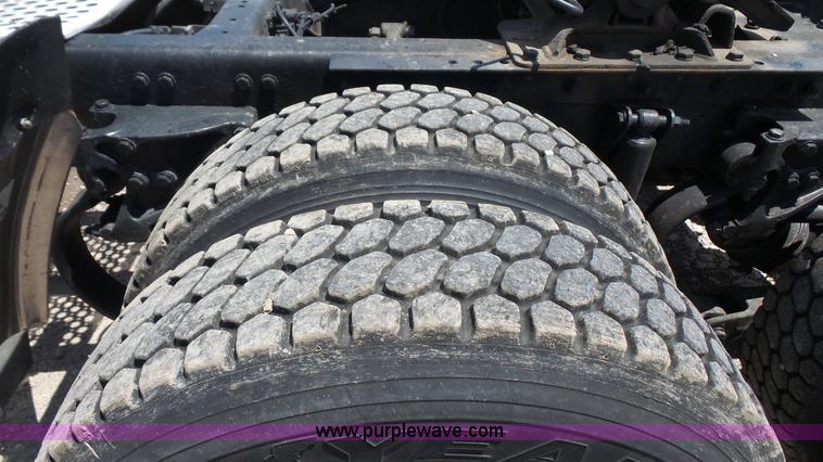 image for item L4809 2006 Kenworth T600 semi truck