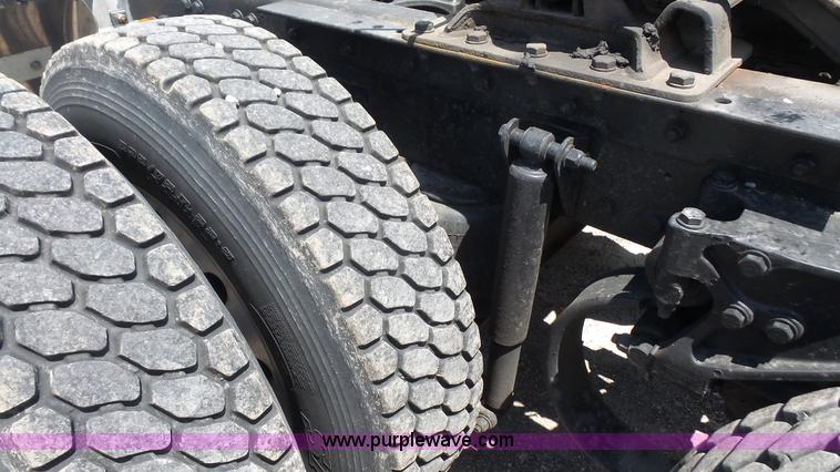 image for item L4809 2006 Kenworth T600 semi truck