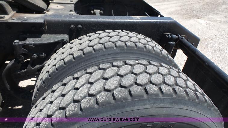 image for item L4809 2006 Kenworth T600 semi truck