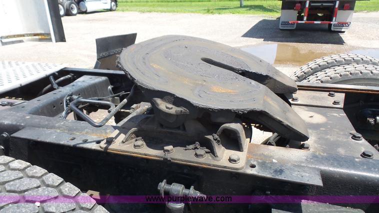 image for item L4809 2006 Kenworth T600 semi truck