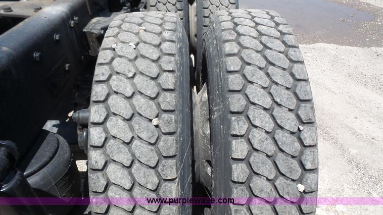 image for item L4809 2006 Kenworth T600 semi truck