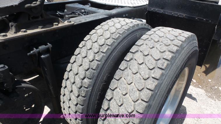 image for item L4809 2006 Kenworth T600 semi truck