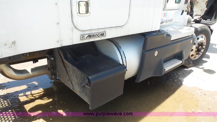 image for item L4809 2006 Kenworth T600 semi truck