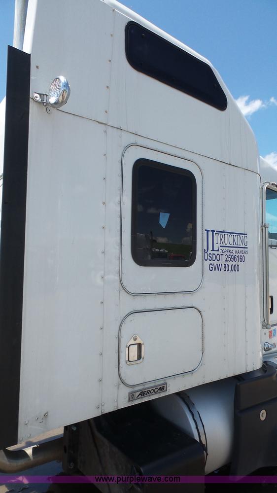 image for item L4809 2006 Kenworth T600 semi truck