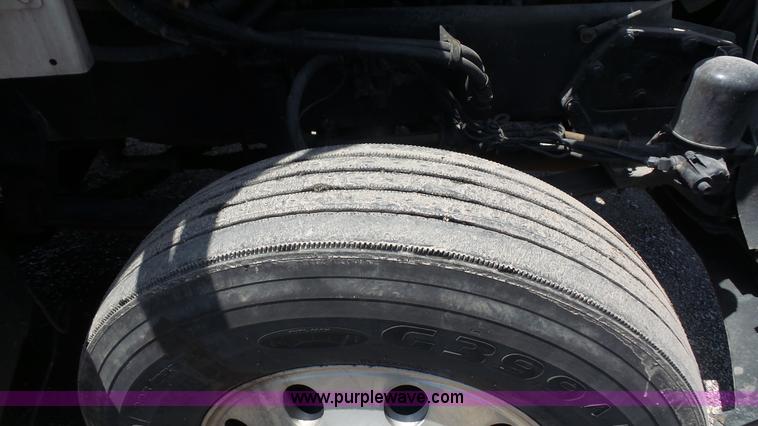 image for item L4809 2006 Kenworth T600 semi truck