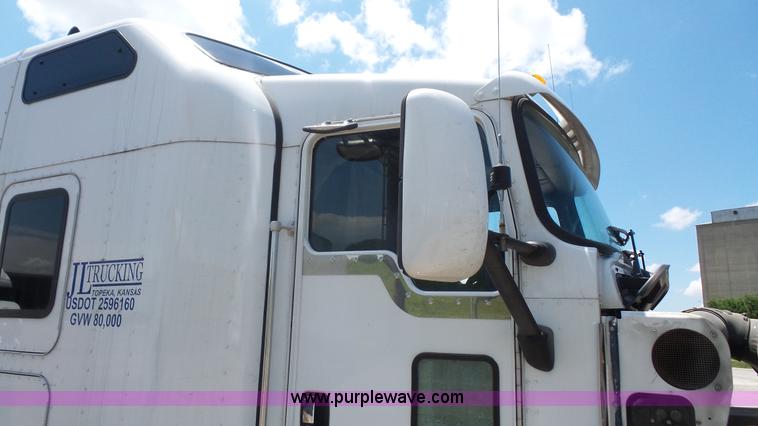 image for item L4809 2006 Kenworth T600 semi truck