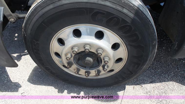 image for item L4809 2006 Kenworth T600 semi truck