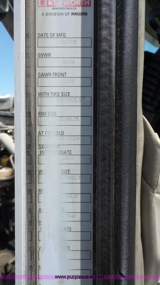 image for item L4809 2006 Kenworth T600 semi truck