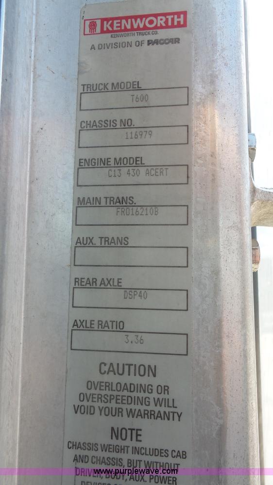 image for item L4809 2006 Kenworth T600 semi truck