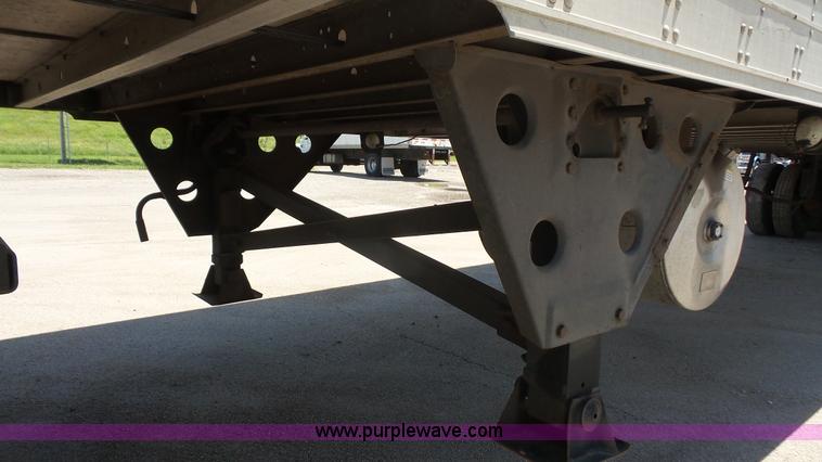 image for item L4810 2002 Utility refrigerated van trailer