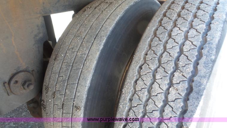 image for item L4810 2002 Utility refrigerated van trailer