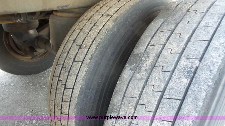 image for item L4810 2002 Utility refrigerated van trailer