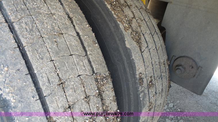 image for item L4810 2002 Utility refrigerated van trailer