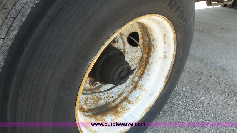 image for item L4810 2002 Utility refrigerated van trailer