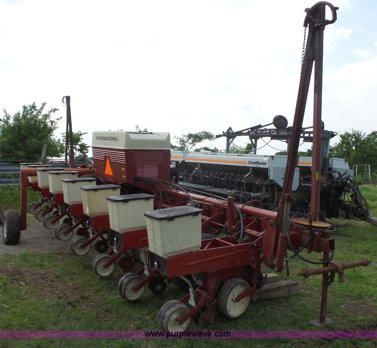 image for item AG9242 International Cyclo Air 800 air seeder