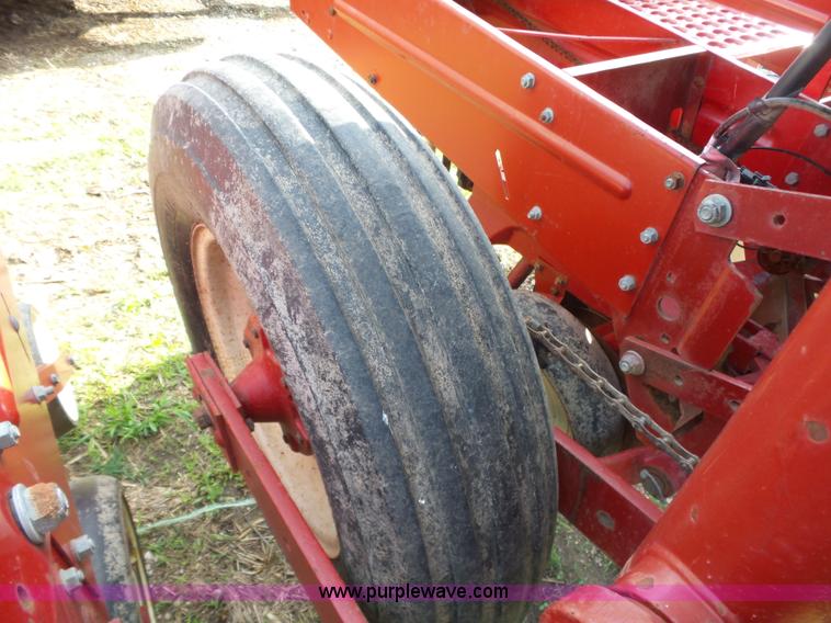 image for item AG9242 International Cyclo Air 800 air seeder