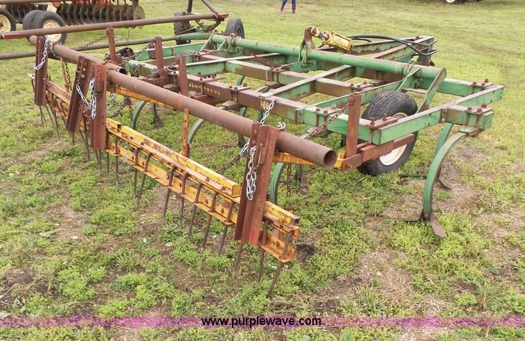 image for item BR9348 John Deere E0100 chisel