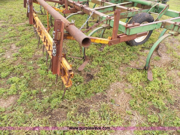 image for item BR9348 John Deere E0100 chisel