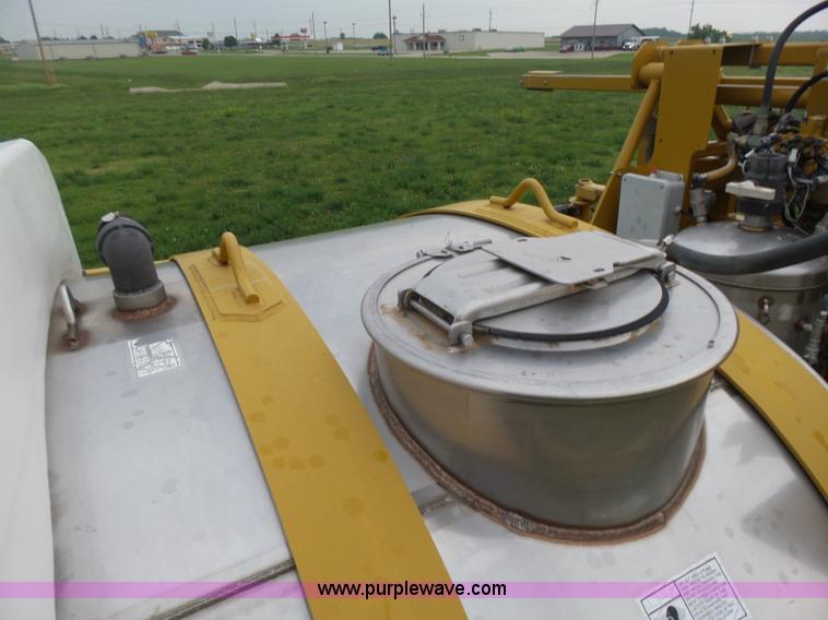 image for item BY9264 2007 Ag-Chem RoGator 1074SS self propelled sprayer