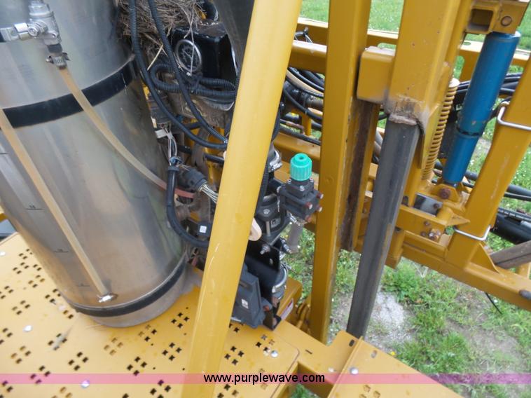 image for item BY9264 2007 Ag-Chem RoGator 1074SS self propelled sprayer