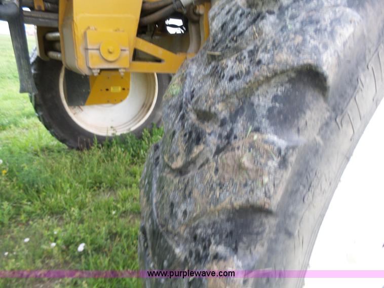 image for item BY9264 2007 Ag-Chem RoGator 1074SS self propelled sprayer