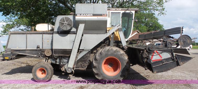 image for item BZ9569 1979 Gleaner L2 combine