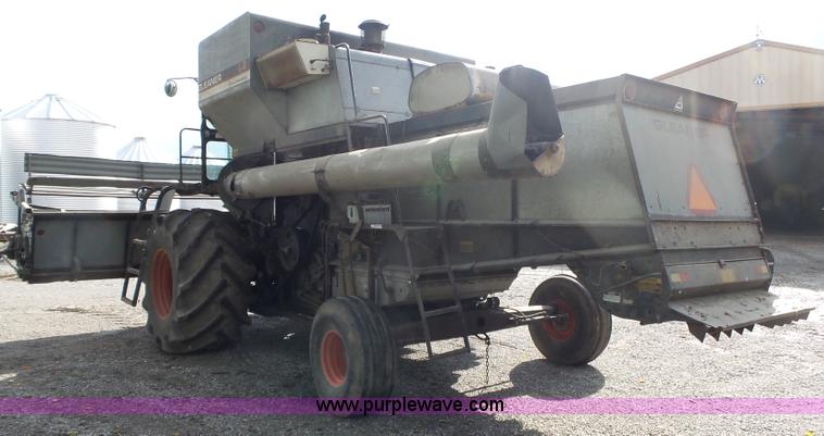 image for item BZ9569 1979 Gleaner L2 combine