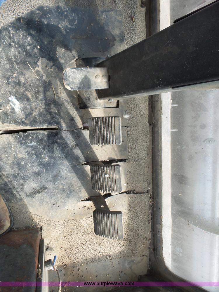 image for item BZ9569 1979 Gleaner L2 combine