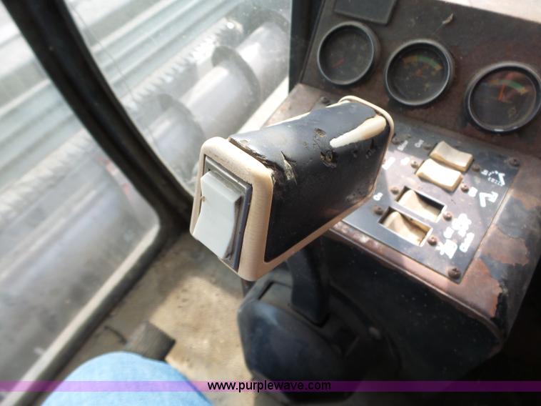 image for item BZ9569 1979 Gleaner L2 combine