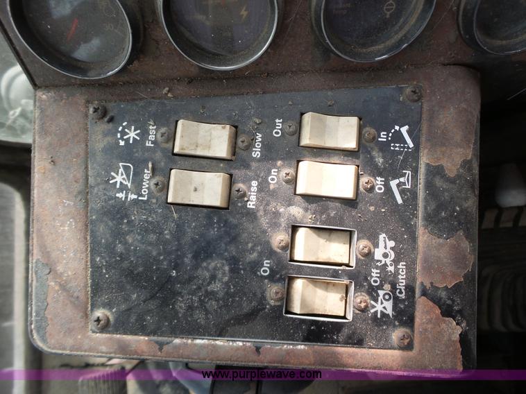 image for item BZ9569 1979 Gleaner L2 combine