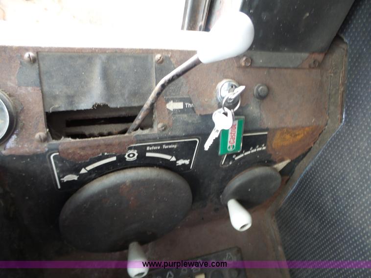 image for item BZ9569 1979 Gleaner L2 combine