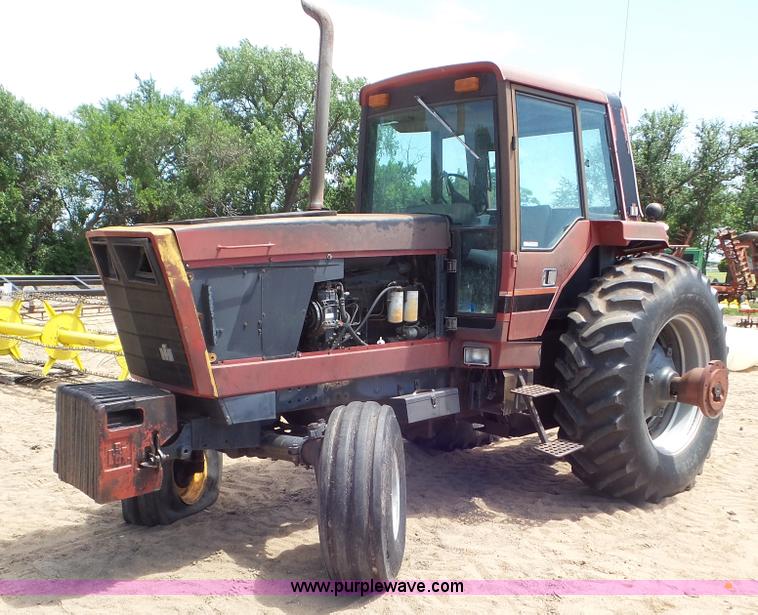 image for item CC9790 1982 International 5488 tractor