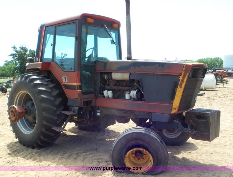 image for item CC9790 1982 International 5488 tractor