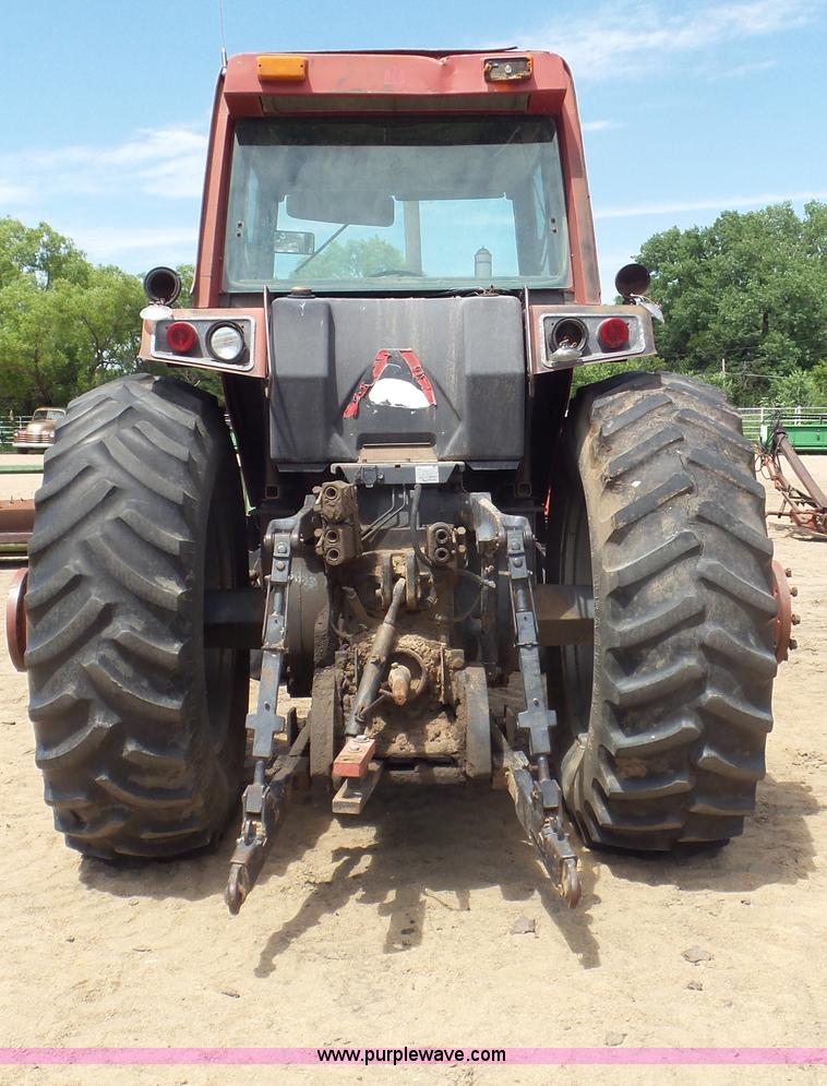 image for item CC9790 1982 International 5488 tractor