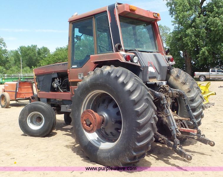 image for item CC9790 1982 International 5488 tractor