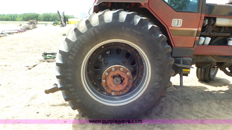 image for item CC9790 1982 International 5488 tractor