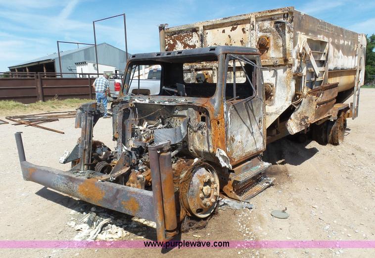 image for item J6080 1995 International feed truck