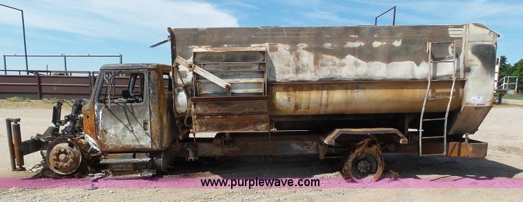 image for item J6080 1995 International feed truck