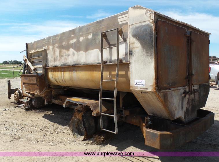 image for item J6080 1995 International feed truck