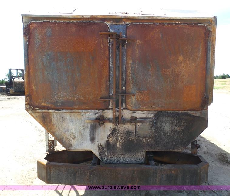 image for item J6080 1995 International feed truck