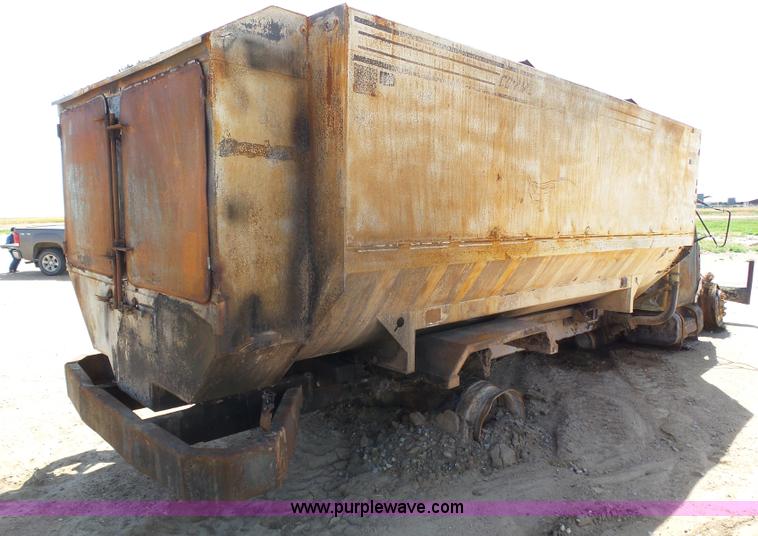 image for item J6080 1995 International feed truck