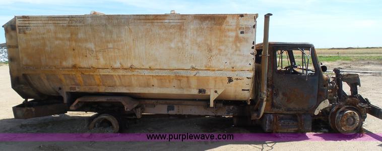 image for item J6080 1995 International feed truck