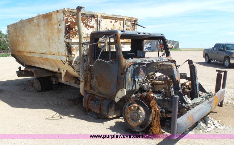 image for item J6080 1995 International feed truck