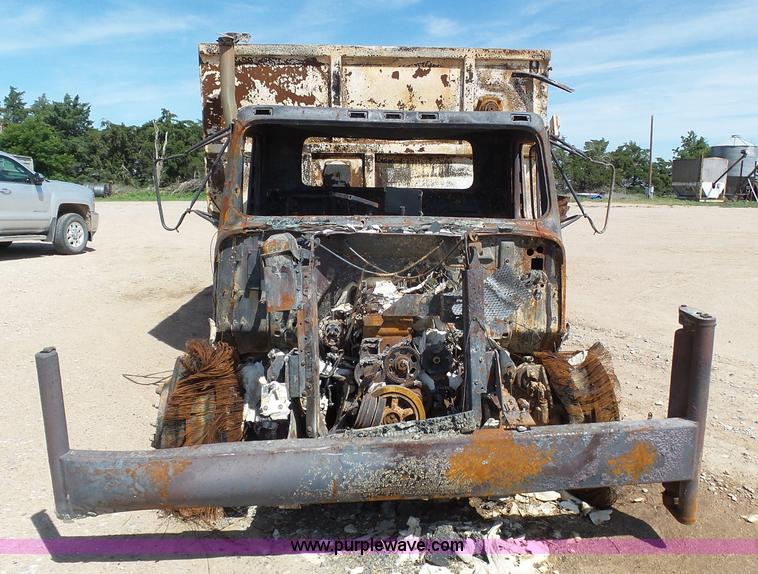 image for item J6080 1995 International feed truck