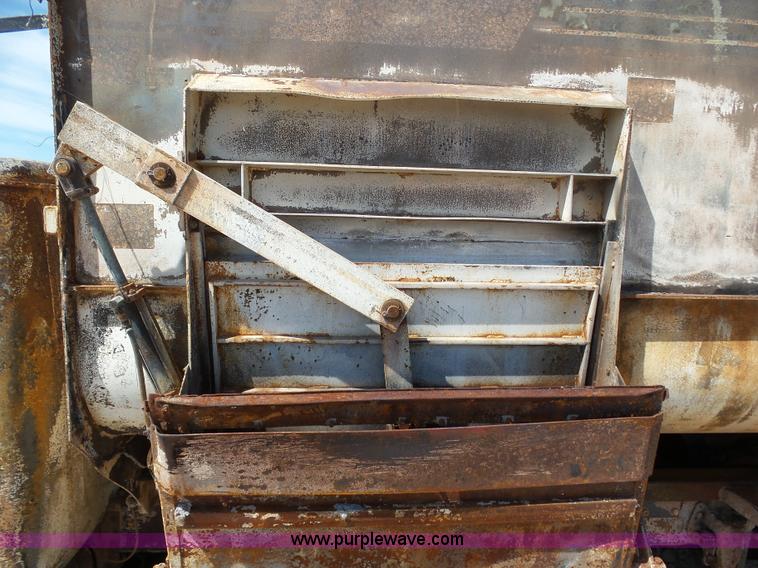 image for item J6080 1995 International feed truck