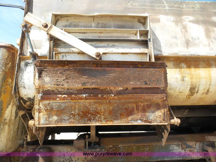 image for item J6080 1995 International feed truck