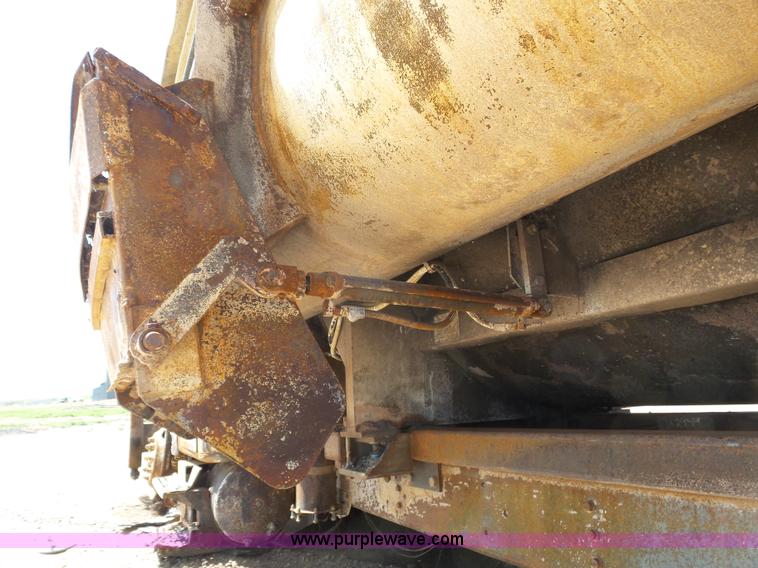 image for item J6080 1995 International feed truck